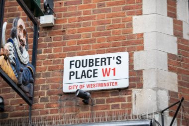 Londra 'nın Westminster şehrindeki Fouberts Caddesi tabelası, tuğla bir duvara asılmış..