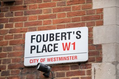 Londra, Westminster 'daki Fouberts Place' in sokak tabelası. Bir tuğla duvarda gösteriliyor.