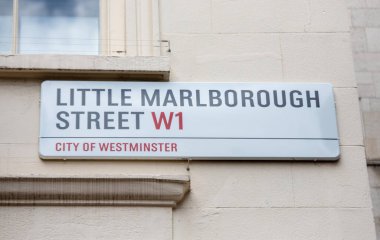 Westminster, Londra, İngiltere 'deki Little Marlborough Caddesi' nin sokak tabelası..