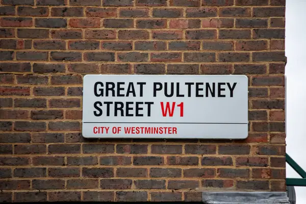 Westminster, Londra 'daki Great Pulteney Caddesi' nin sokak tabelası..