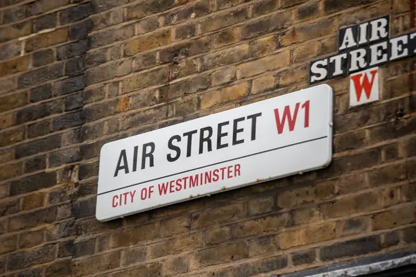 Westminster, Londra 'da sokak tabelası, tuğla bir duvara asılmış..