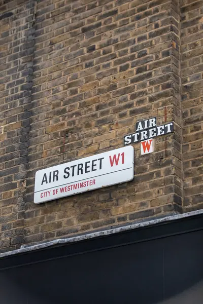 Westminster, Londra 'da bir duvarda Air Street' in sokak adı yazıyor..
