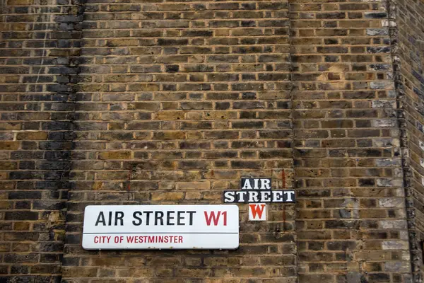 Westminster, Londra 'da taşralı tuğla bir duvarda hava yolu tabelası asılıydı. Bu tarihi cadde şehrin simgesel altyapısının bir parçasıdır..