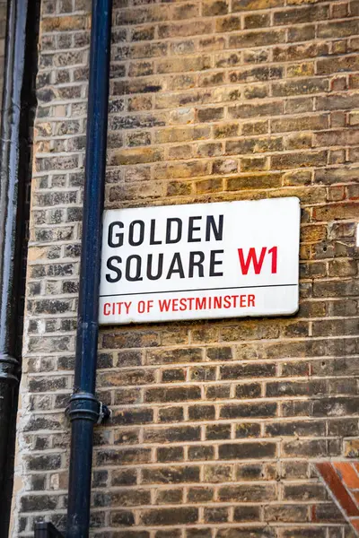 Westminster, Londra 'da Golden Square W1 tabelası, tuğla bir duvara asılmış..