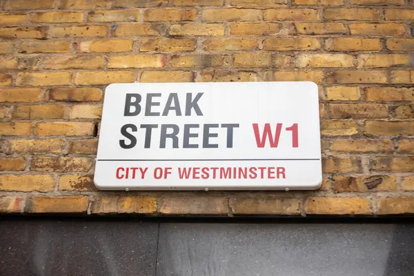 Londra, Westminster 'daki tuğla bir duvara Gaga Sokağı tabelasının yakın çekimi..