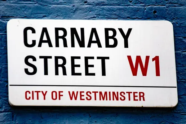 Londra 'nın Westminster şehrindeki Carnaby Sokağı tabelasına yakın çekim. Moda ve kültürle bilinen ikonik konum.
