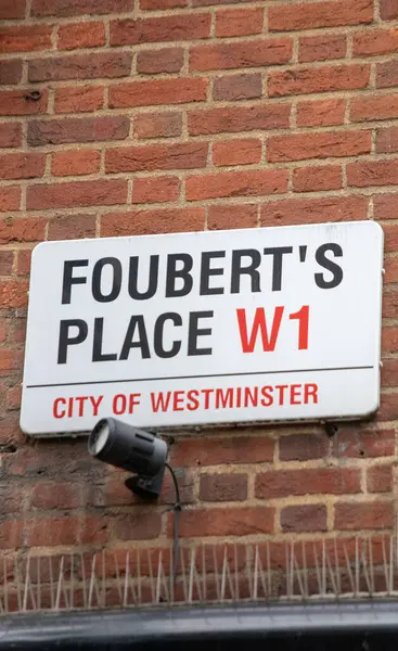 Londra 'nın Westminster şehrindeki Fouberts Place' in sokak tabelası. Tabela tuğla bir duvara asılmış..