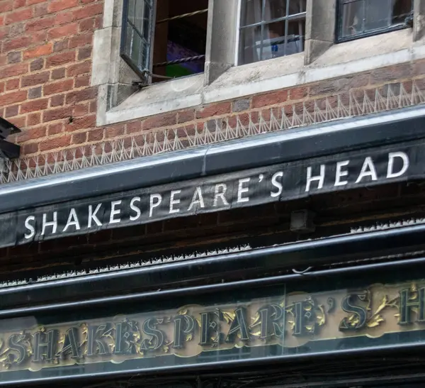 Shakespeare 'in yakın çekimleri Londra' da bir tuğla binanın başındaki bar tabelası.