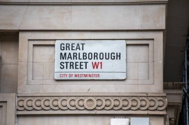 Westminster, Londra 'daki Great Marlborough Sokağı' nın sokak tabelası. Tabela dekoratif bir bina duvarına asılmış..