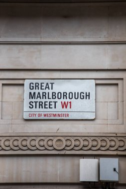 Westminster, Londra 'daki Great Marlborough Sokağı' nın sokak tabelası. Tabela, dekoratif elementlerle dolu taş bir duvara karşı..