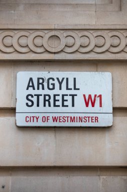 Londra 'nın Westminster şehrindeki Argyll Sokağı tabelasına yakın çekim. Tabelada mimari ayrıntılar yer alıyor.