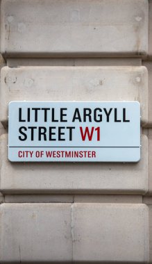 Westminster, Londra 'daki Little Argyll Sokağı' nın sokak tabelası. Tabela taştan bir duvara asılmış..