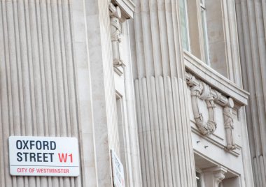 Oxford Caddesi 'ndeki tabelaya Westminster, Londra' da klasik bir bina cephesi..