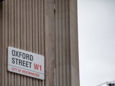 Londra, Westminster 'daki Oxford Caddesi tabelasına yakın çekim. Şehirdeki ikonik konum.