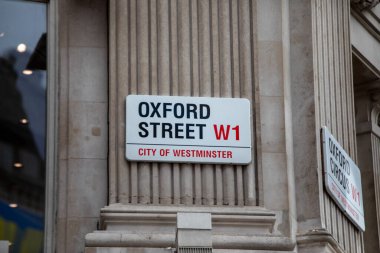 Oxford Caddesi için sokak tabelası, Londra 'nın Westminster şehrinde. Popüler bir alışveriş merkezi.