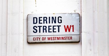 Londra 'nın Westminster şehrindeki Dering Sokağı tabelasına yakın çekim.
