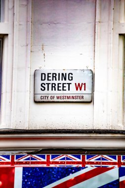 Londra 'nın Westminster şehrindeki Dering Sokağı tabelasına yakın çekim..