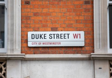Londra, Westminster 'daki Duke Sokağı tabelası, tuğla bir duvarda..