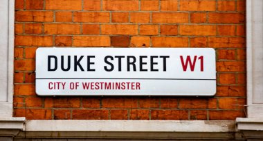 Londra 'nın Westminster şehrindeki Duke Sokağı tabelasına yakın çekim..