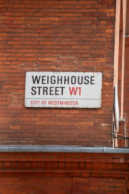 Westminster, Londra 'da bir duvarda sokak tabelası var. Tabelada 