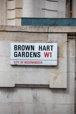 Westminster, Londra 'daki Brown Hart Gardens' ın sokak tabelası. İşarette belirgin siyah ve kırmızı harfler var..