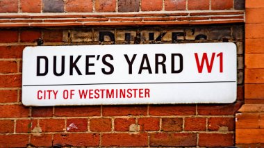 Londra, Westminster 'da, Dukes Yard sokak tabelasına yakın çekim..