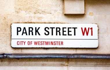 Westminster, Londra 'daki Park Street tabelasına yakın çekim. Tabela, Londra sokak tabelasının tipik cesur harflerinden oluşuyor..
