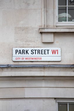 Westminster, Londra 'daki Park Caddesi için sokak tabelası. Tabela taş duvar cephesine asılmış..