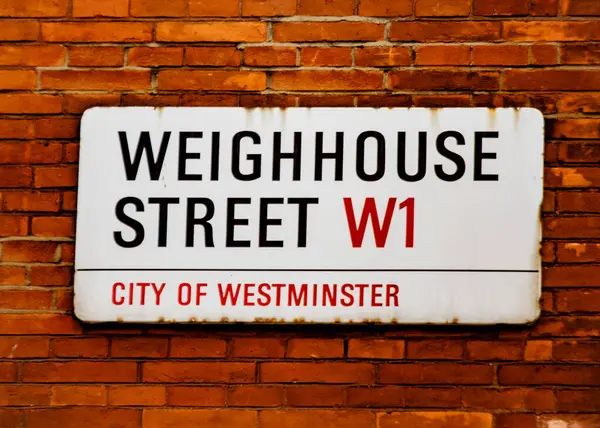 Londra 'nın Westminster şehrinde, W1. Weighhouse Caddesi için sokak tabelası..