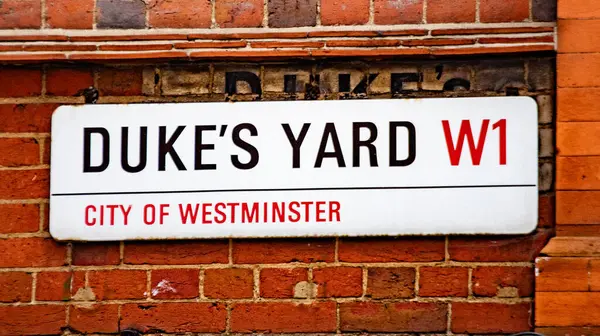 Londra, Westminster 'da, Dukes Yard sokak tabelasına yakın çekim..