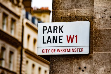 Londra 'nın Westminster şehrindeki Park Lane sokak tabelasına yakın çekim..