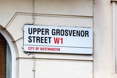 Westminster, Londra 'daki Yukarı Grosvenor Caddesi' nin sokak tabelası..