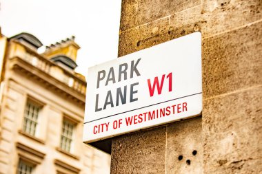 Westminster, Londra, İngiltere 'deki Park Lane sokak tabelasına yakın çekim..
