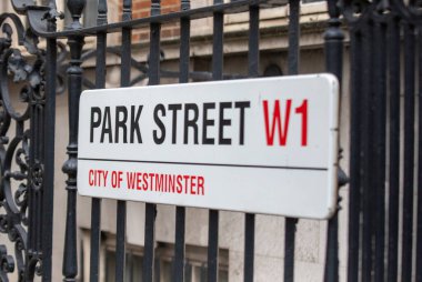 Londra 'nın Westminster şehrindeki Park Street tabelasına yakın plan, siyah korkulukların yer aldığı..