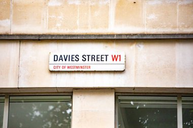 Westminster, Londra 'daki Davies Sokağı' nın sokak tabelası. Tabelada 1. Dünya Savaşı 'nın posta bölgesinde olduğu yazıyor..