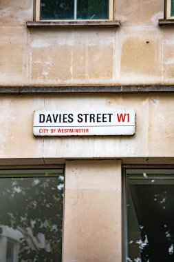 Westminster, Londra 'daki Davies Sokağı' nın sokak tabelası. Yansıtıcı pencere kentsel karakter ekler.