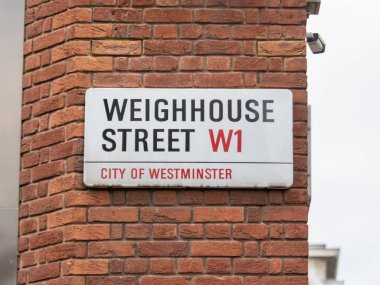 Westminster, Londra 'da, Weighhouse Sokağı tabelasının yakınında..