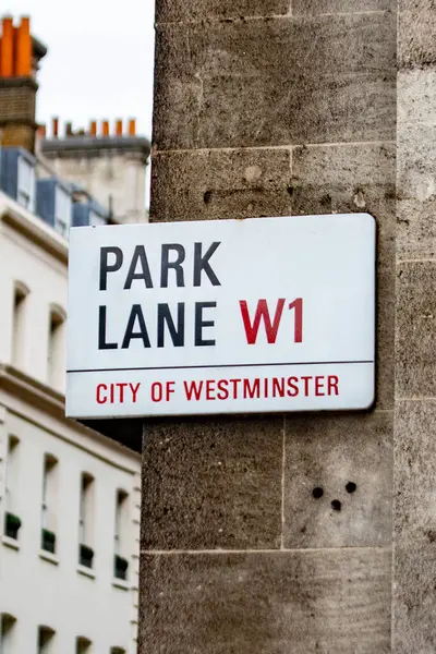 Park Lane 'in sokak tabelası, Londra' nın Westminster şehrinde. Arka planda görünür şehir mimarisi.