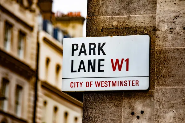 Londra 'nın Westminster şehrindeki Park Lane sokak tabelasına yakın çekim..