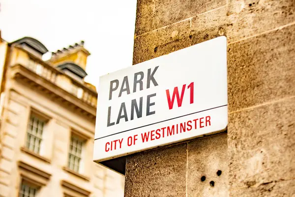 Westminster, Londra, İngiltere 'deki Park Lane sokak tabelasına yakın çekim..
