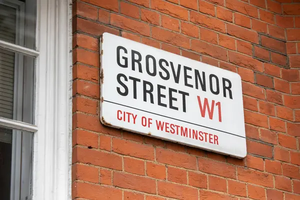 Westminster, Londra 'daki Grosvenor Caddesi' nin sokak tabelası..