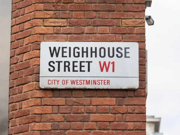 Westminster, Londra 'da, Weighhouse Sokağı tabelasının yakınında..