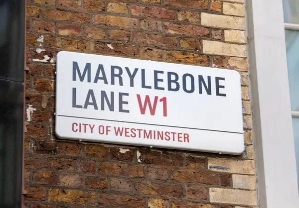 Westminster, Londra 'daki Marylebone Lane sokak tabelasına yakın çekim..