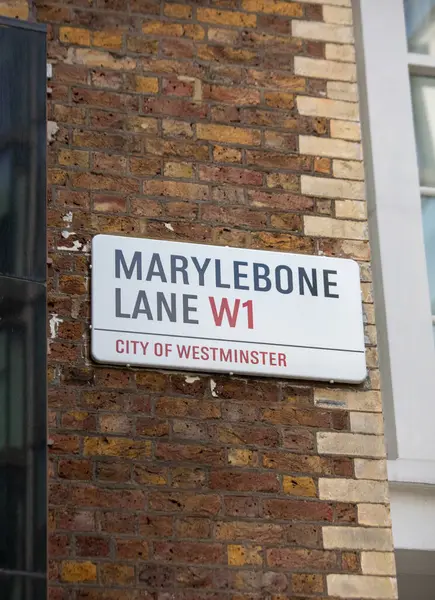 Westminster, Londra 'daki Marylebone Yolu' nun sokak tabelası. Tabela tuğla bir duvara asılmış..