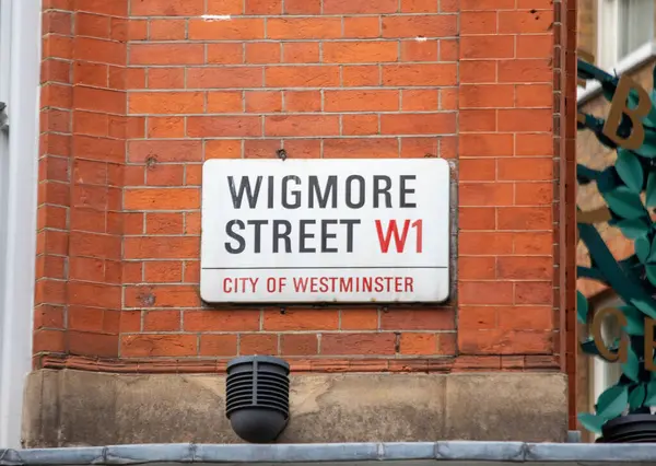 Londra, Westminster 'da Wigmore Sokağı tabelasına yakın çekim..