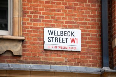 Westminster, Londra 'daki bir duvara Welbeck Sokağı tabelasının yakın çekimi..