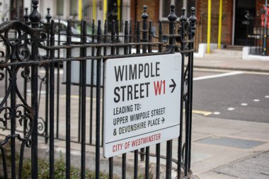 Londra, Westminster 'daki Wimpole Sokağı' nın yol tabelaları yakınlardaki yerleri gösteriyor..