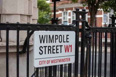Westminster, Londra 'daki Wimpole Caddesi' nin sokak tabelası. İşaret siyah demir bir çitin üzerine asılmış..