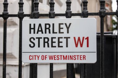 Londra 'nın Westminster şehrindeki Harley Sokağı tabelasına yakın çekim. Bu ikonik bölge tıbbi uygulamalarıyla bilinir..