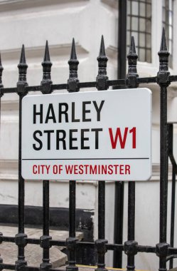Westminster, Londra 'daki Harley Caddesi' nin sokak tabelası. Tıbbi uygulamalarıyla tanınan Harley Caddesi, kentte önemli bir yerdir..